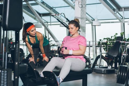 Gym instructor explaining a 1000m row time for a beginner