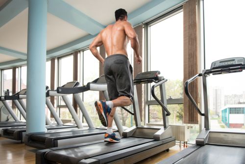 man jogging on a treadmill with sciatica pain